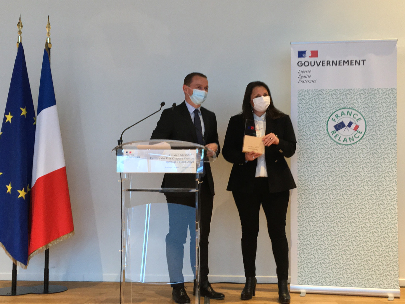 Olivier Dussopt a remis le trophée Special Talent à Béatrice Dupuy. (@Aletheia Press/ DLP)