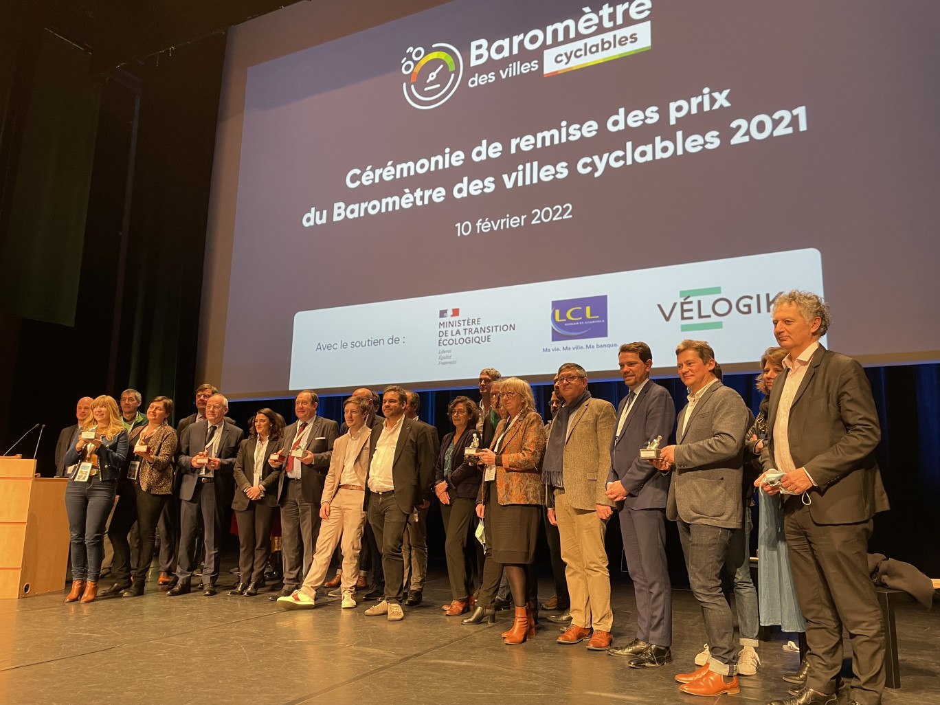 Photo de famille de la Fédération des usagers de la bicyclette pour les résultats de cette troisième édition du Baromètre des villes cyclables. (c)Olivier RAZEMON pour DSI