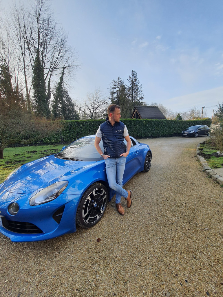 Marc Hollard, jeune créateur d'entreprise spécialisée dans la personnalisation automobile et moto.