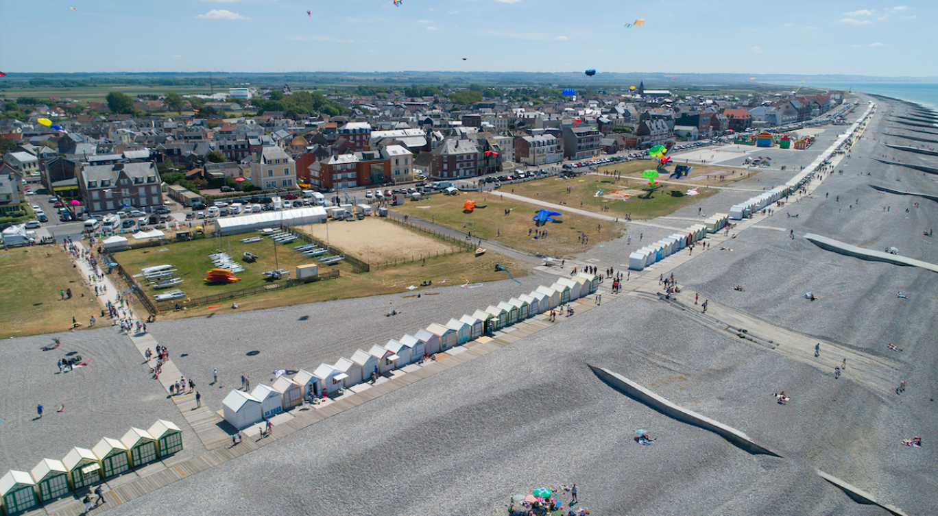 Cayeux-sur-Mer, classée "Station du tourisme", passe de 2 500 habitants l'année à 12 000 en période estivale. ﻿(c)Mairie de Cayeux-sur-Mer