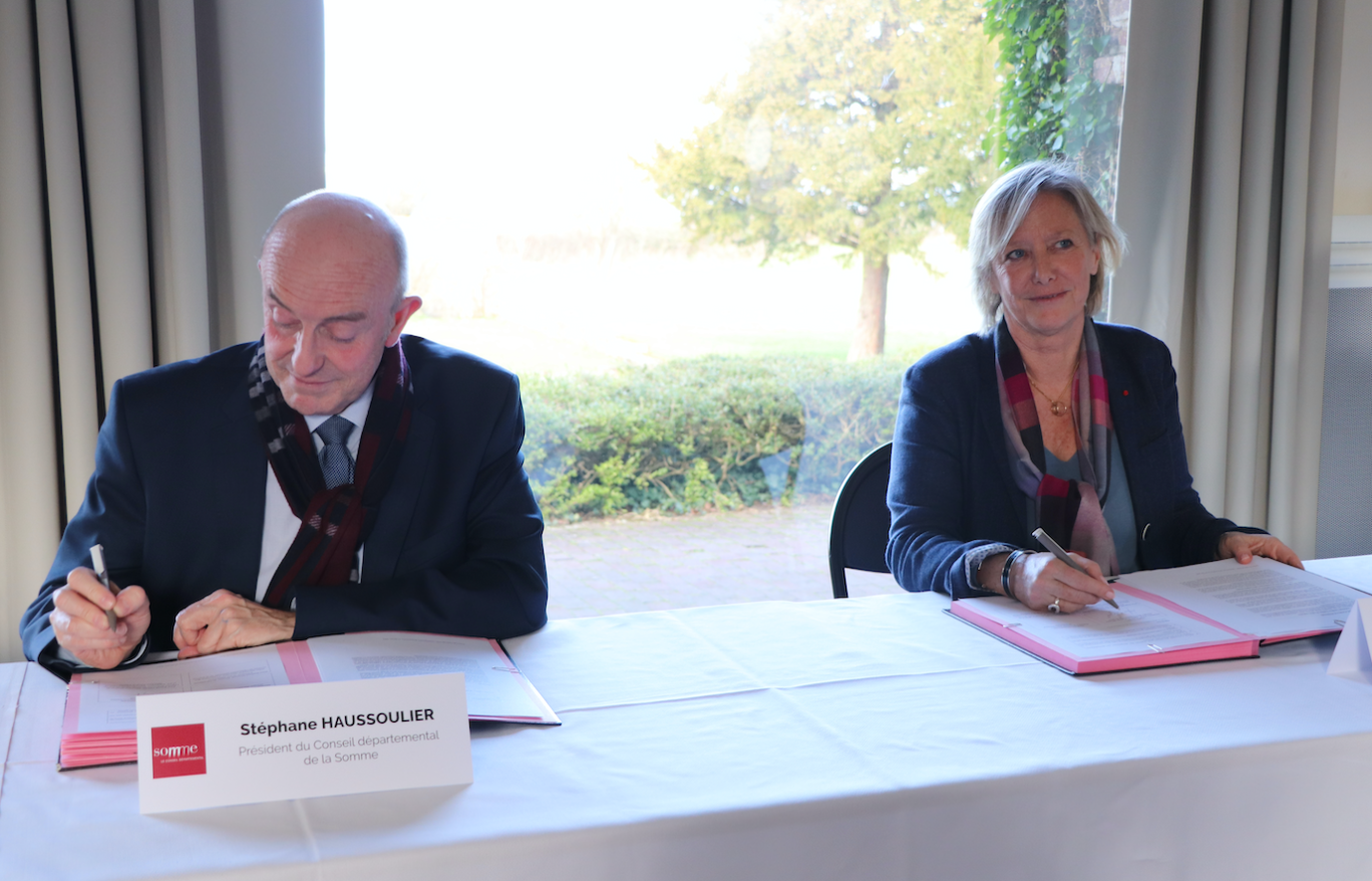 Stéphane Haussoulier et Sophie Cluzel lors de la signature de l’accord de méthode.
