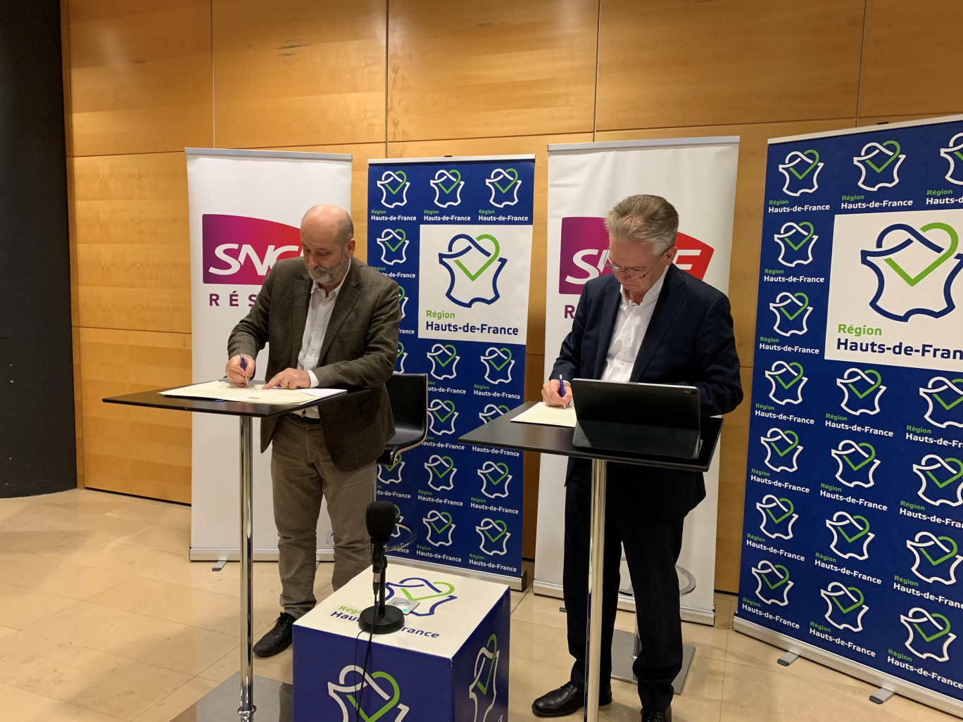 Le vice-président de la Région Hauts-de-France en charge des mobilités, des infrastructures de transports et des ports Franck Dhersin et le Directeur général de SNCF Réseau Luc Lallemand, heureux de la signature de ce contrat de performance. (c)Région Hauts-de-France