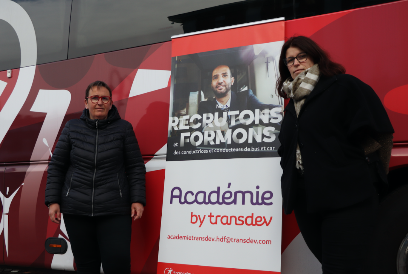 Chrystèle Bardoux, chauffeur, et Catherine Roger, chargée de mission recrutement chez Transdev Hauts-de-France.