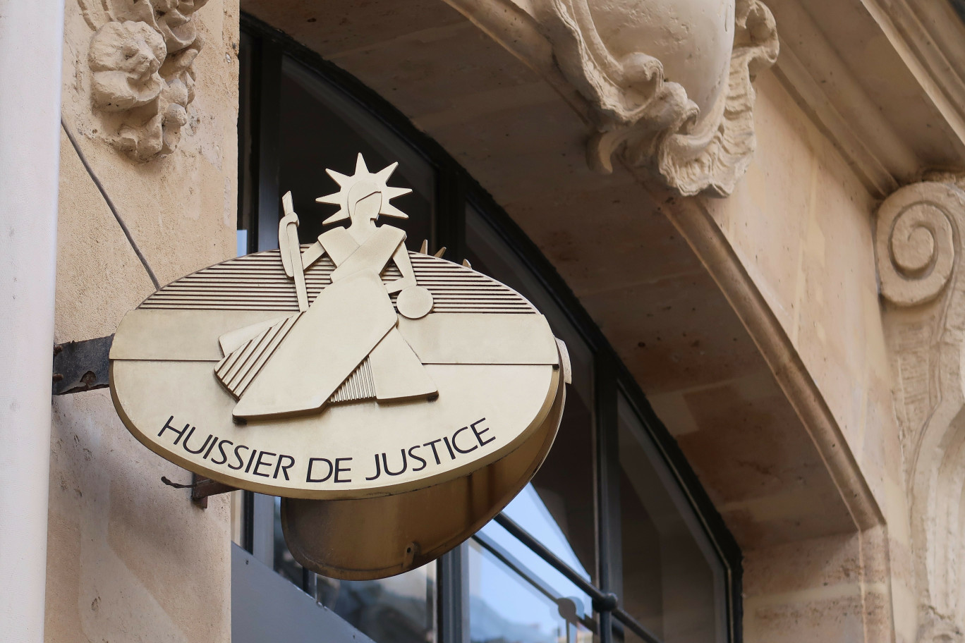 L'huissier de justice va laisser place dès le 1er juillet 2022 au commissaire de justice. (c)AdobeStock