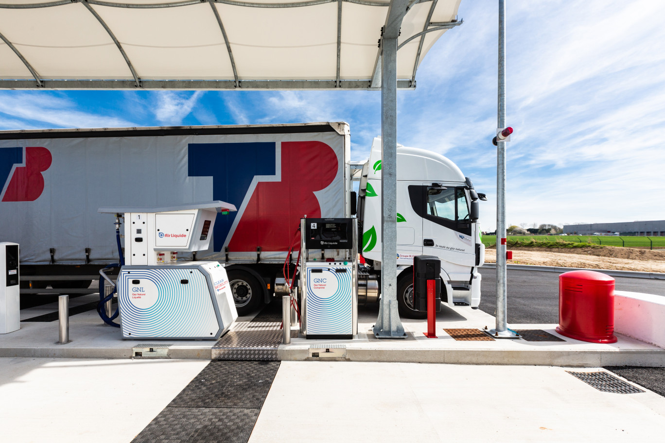 Un camion du groupe Blondel fait son plein d’essence à la station multi-énergie. @groupe Blondel/ Nicolas Dohr