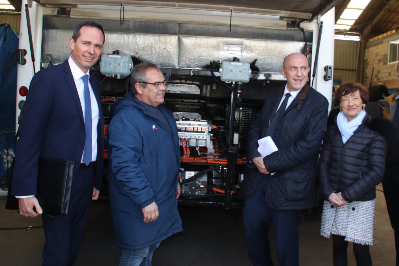 (de g. à dr.) Bertrand Demouy, Fernando de Sousa, Stéphane Haussoulier et Françoise Maille Barbare devant les batteries du futur car rétrofité à l’hydrogène.