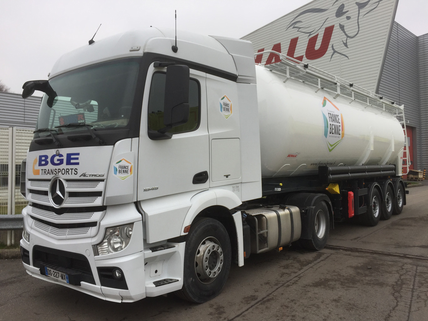 Certains véhicules de BGE Transports sont équipés de citernes pour le transport des marchandises en vrac liquide.