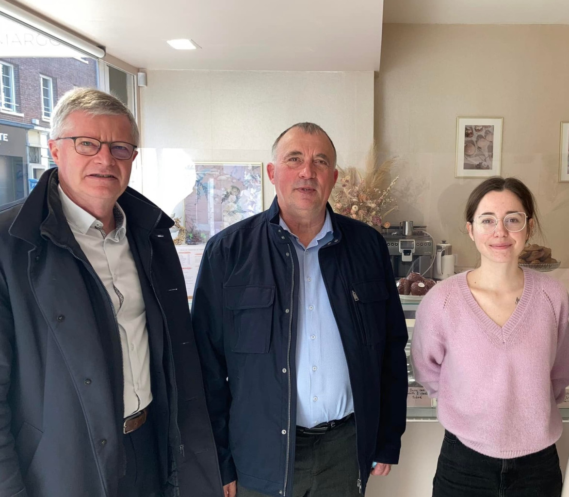 Les présidents de l'U2P de la Somme et des Hauts-de-France, Pierre Quevauvillers, Luc Potterie ont rendu visite à Margot Servoisier, qui tient Les gâteaux de Margot à Amiens.