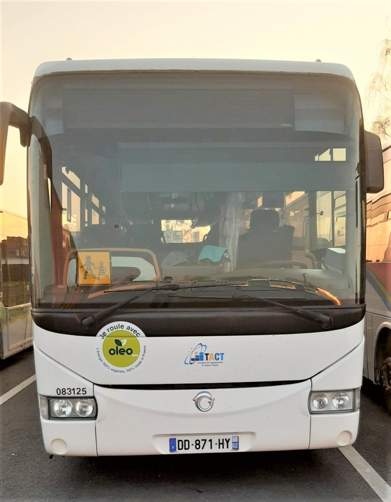 Les 13 cars scolaires roulant au B100 sont identifiables grâce aux autocollants apposés.
