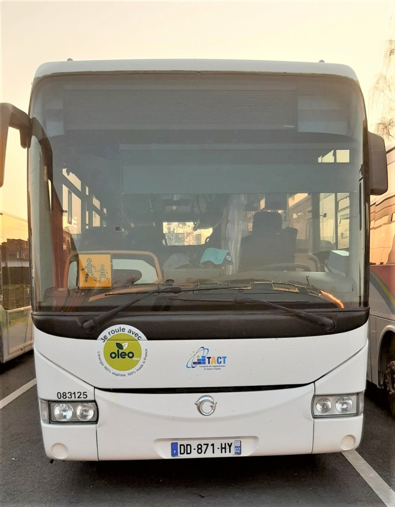 Les 13 cars scolaires roulant au B100 sont identifiables grâce aux autocollants apposés. 