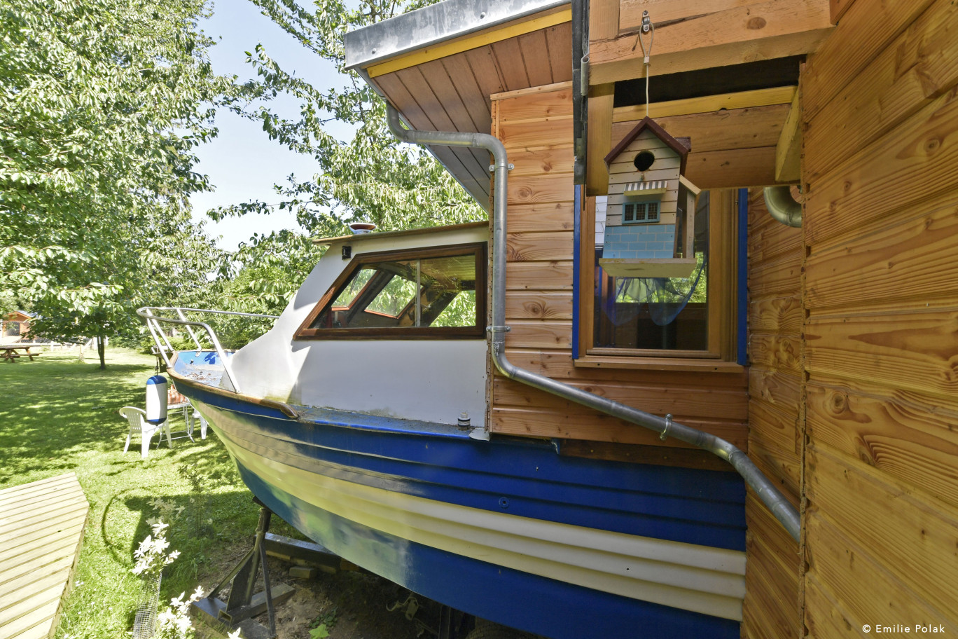 Dernier logement insolite installé, Le Dom' qui invite à prendre la mer sur un océan de verdure. (©Wonderbox/ Émilie Polak