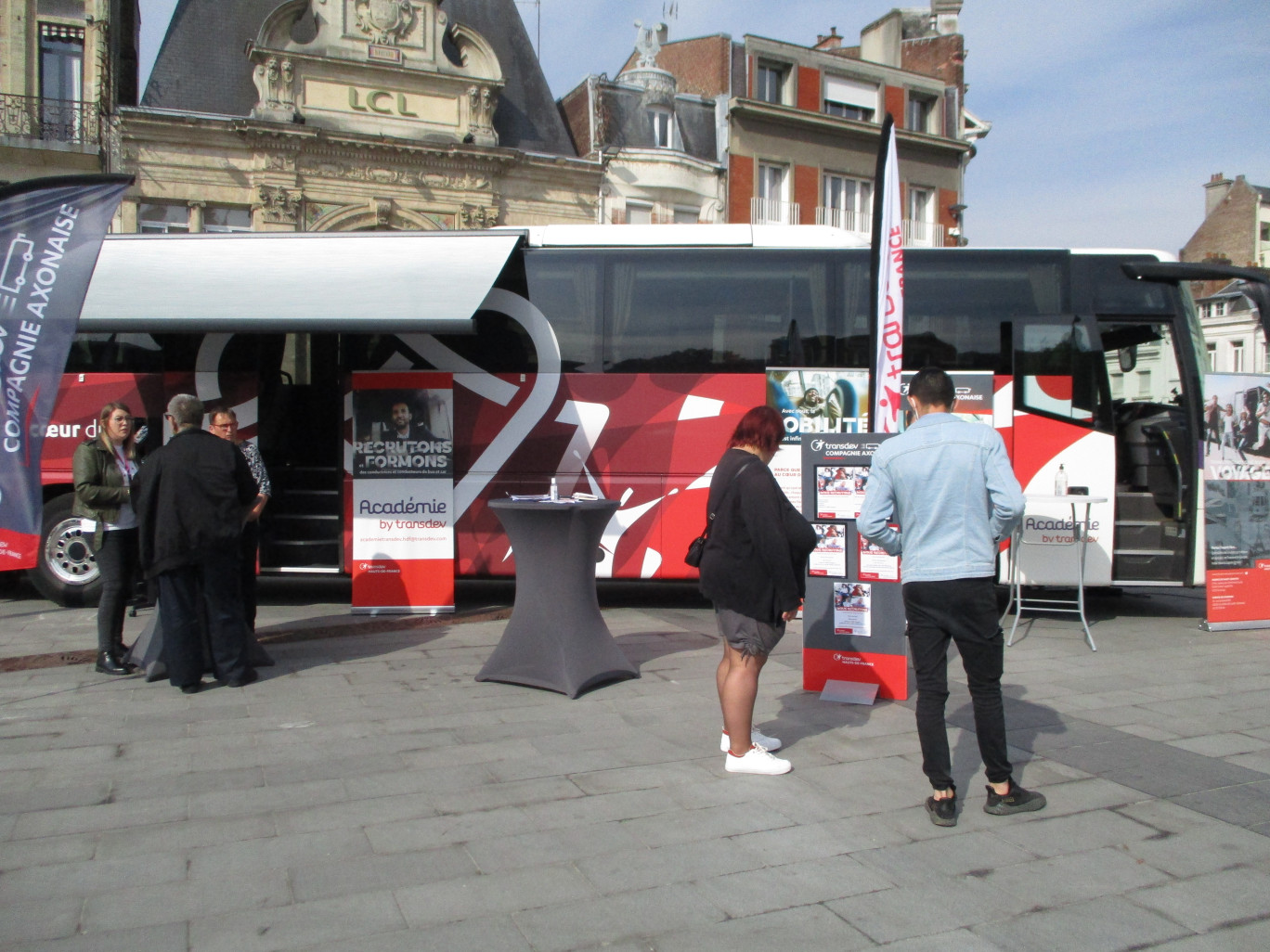 Le "car emploi" était de retour à Saint-Quentin, sur la place de l’hôtel-de-ville le 10 mai dernier, pour le Village du Transport, après avoir été officiellement inauguré au quartier Europe.