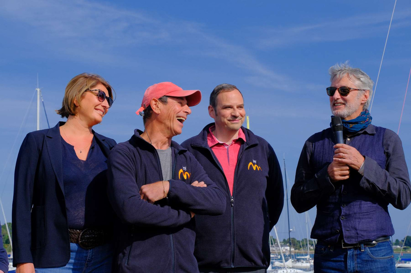 (de g. à dr.) Céline Hocquet, Marc Guillemot, le président de Metarom Jean-Loïc Métayer et Antoine de Caunes lors du baptême du catamaran. (c)Metarom-MG5