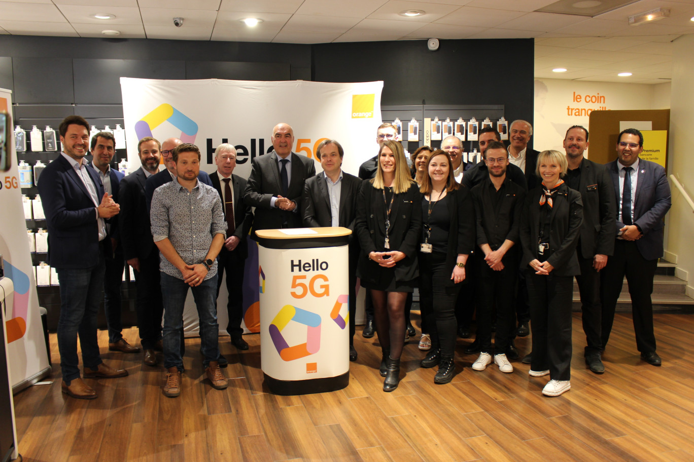 Les équipes d'Orange à Soissons ont activé le réseau 5G, en présence du sous-préfet Joël Dubreuil, du maire Alain Crémont et du président de la CCI 02, Olivier Jacob.