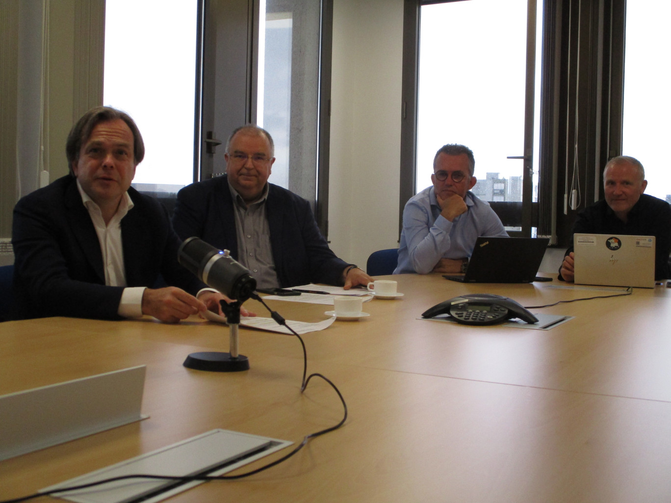 Ludovic Guilcher, directeur Orange grand Nord-Est (à g.) s’est déplacé à Saint-Quentin pour faire le point sur le déploiement de la fibre à l’échelle des 20 communes de l’Agglo du Saint-Quentinois.