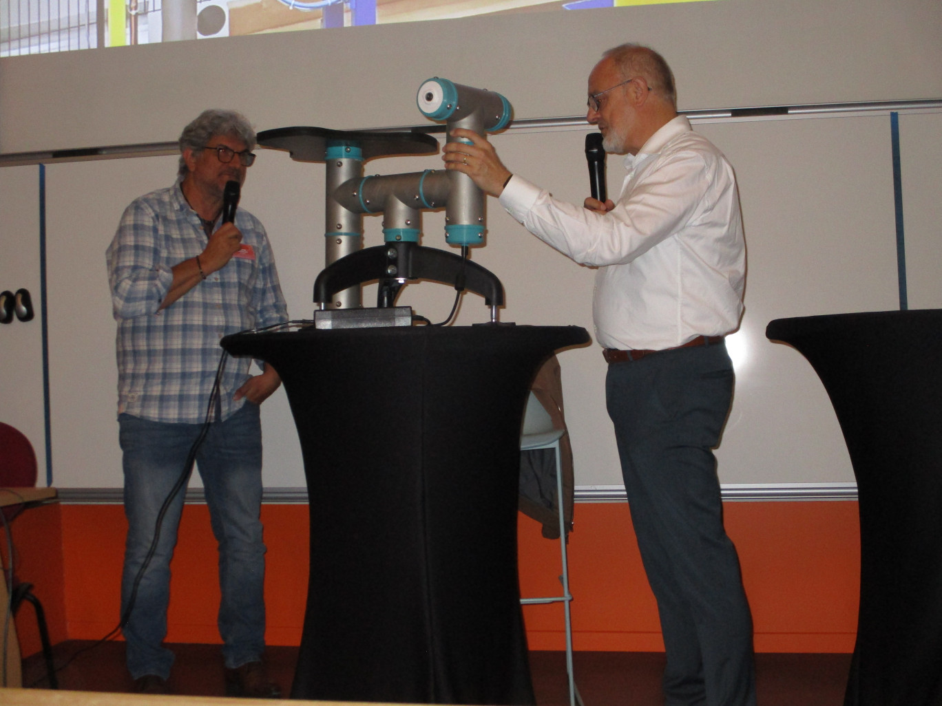 Bruno Rigoulay, Pdg de Cobotserv, a été invité par Thierry Favrez (à dr.), à présenter son produit innovant lors de cette rencontre. 