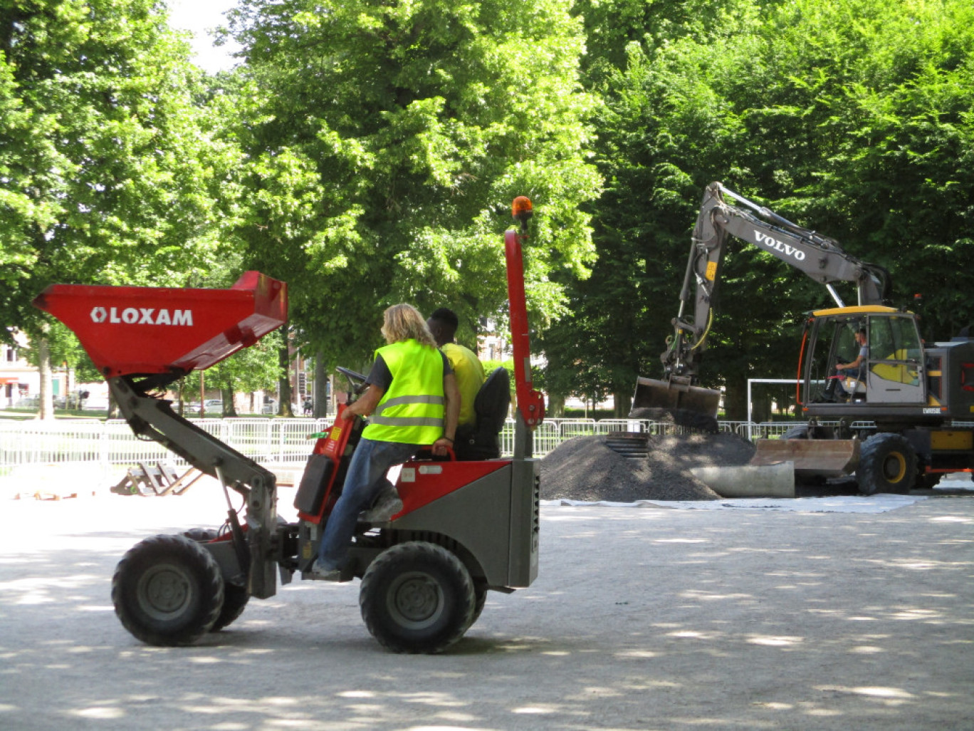 Les candidats intéressés ont pu se mettre aux commandes d’engins de chantier. 