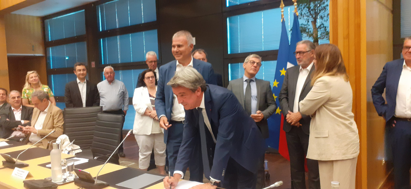 Le président de la FFB, Olivier Salleron, signe la déclaration.