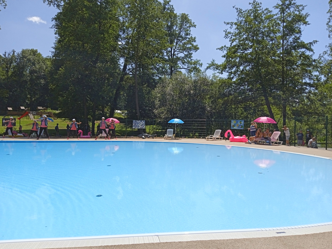 La piscine vient renforcer l’attractivité de la station touristique située au cœur de la forêt. 