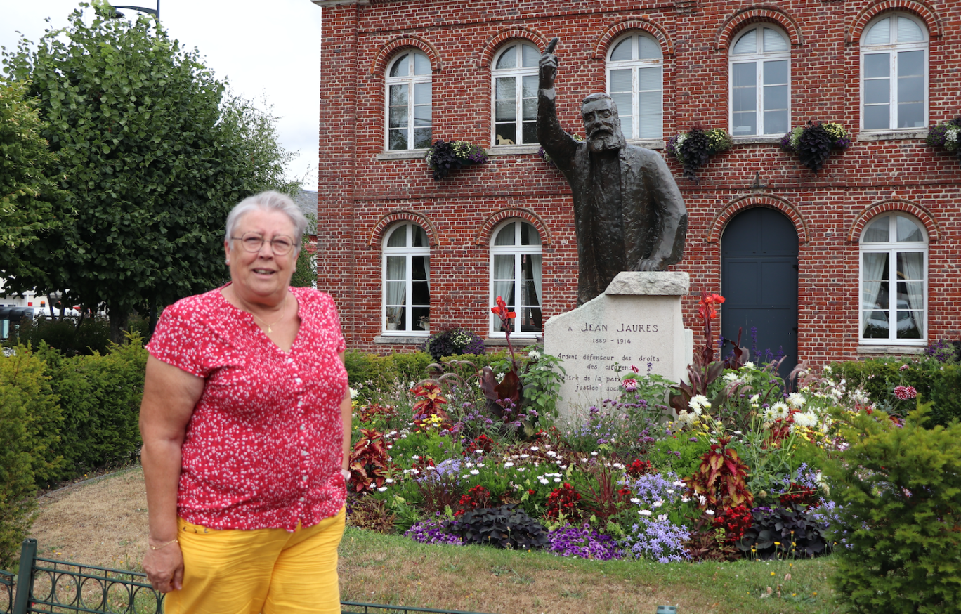 La maire Nicole Morel posant devant l’emblématique statue de Jaurès.