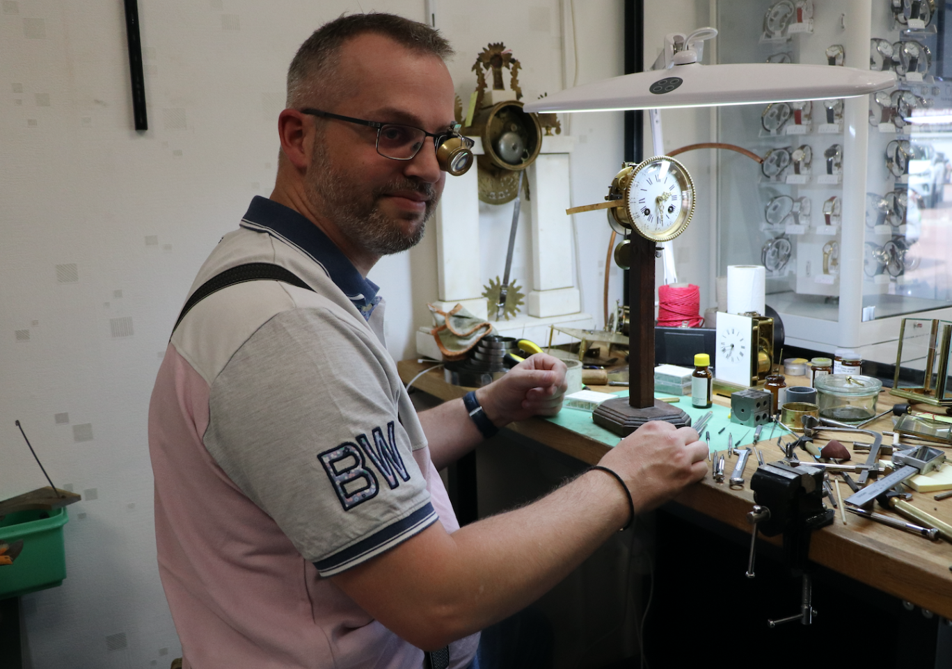 Clément Lambert en plein travail sur une horloge ancienne.