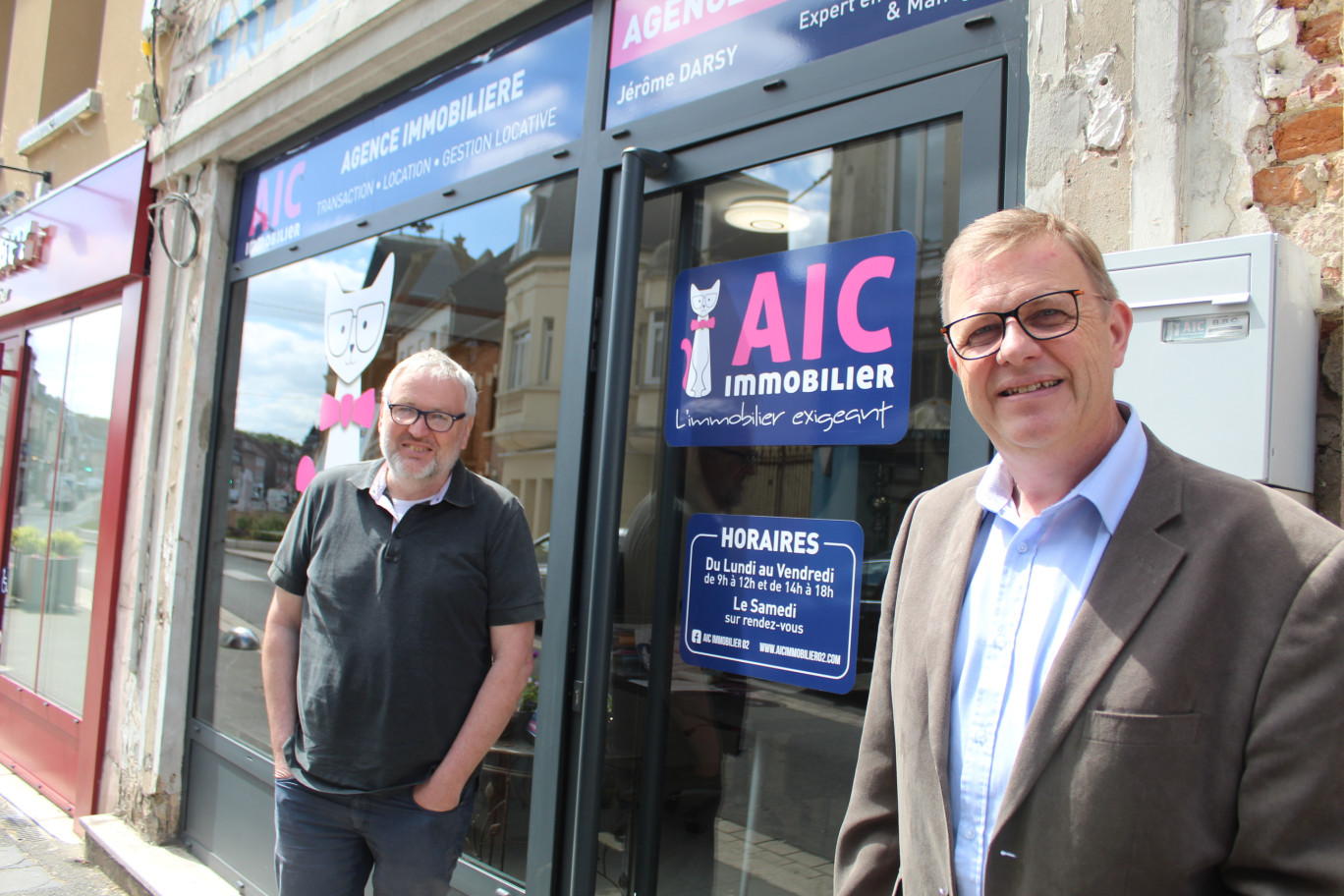 Philippe Keusser, responsable de gestion locative et Jérôme Darsy, manager, devant leur agence AIC Immobilier à La Fère.