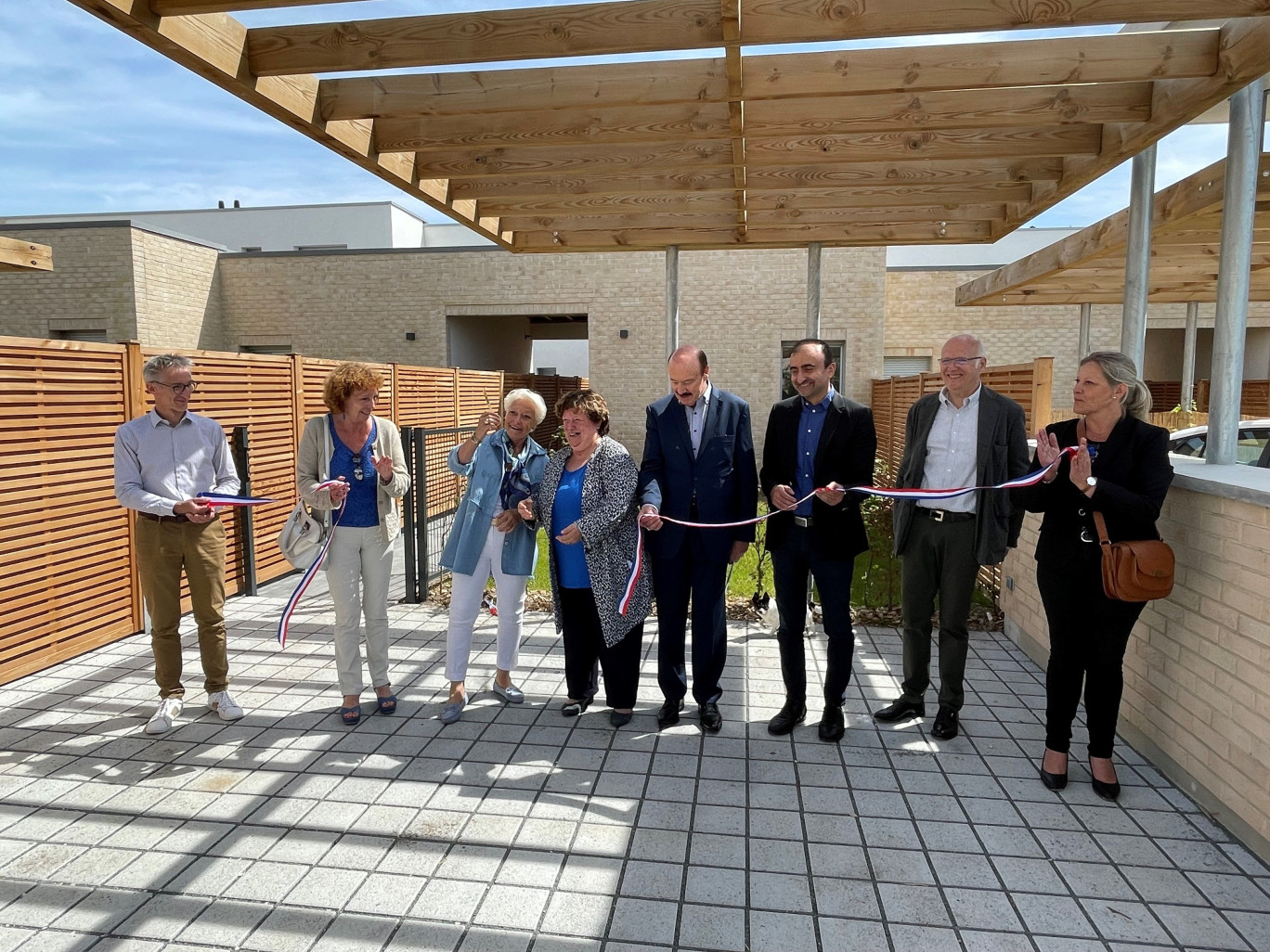 (de g. à dr.) Pascal Guillemette, conducteur de travaux chez Clésence, Annie Verrier, 2e adjointe au maire déléguée à l'Urbanisme et aux aménagements urbains, Pascale Sebille, présidente du CA de Clésence, Brigitte Fouré, marie d'Amiens, Alain Gest, président d'Amiens Métropole, Éric Efraïm Balci, DG de Clésence, Pierre Bernard, architecte et Sandra Mijatovic, responsable de l'agence Clésence d'Amiens. (c)Clésence 