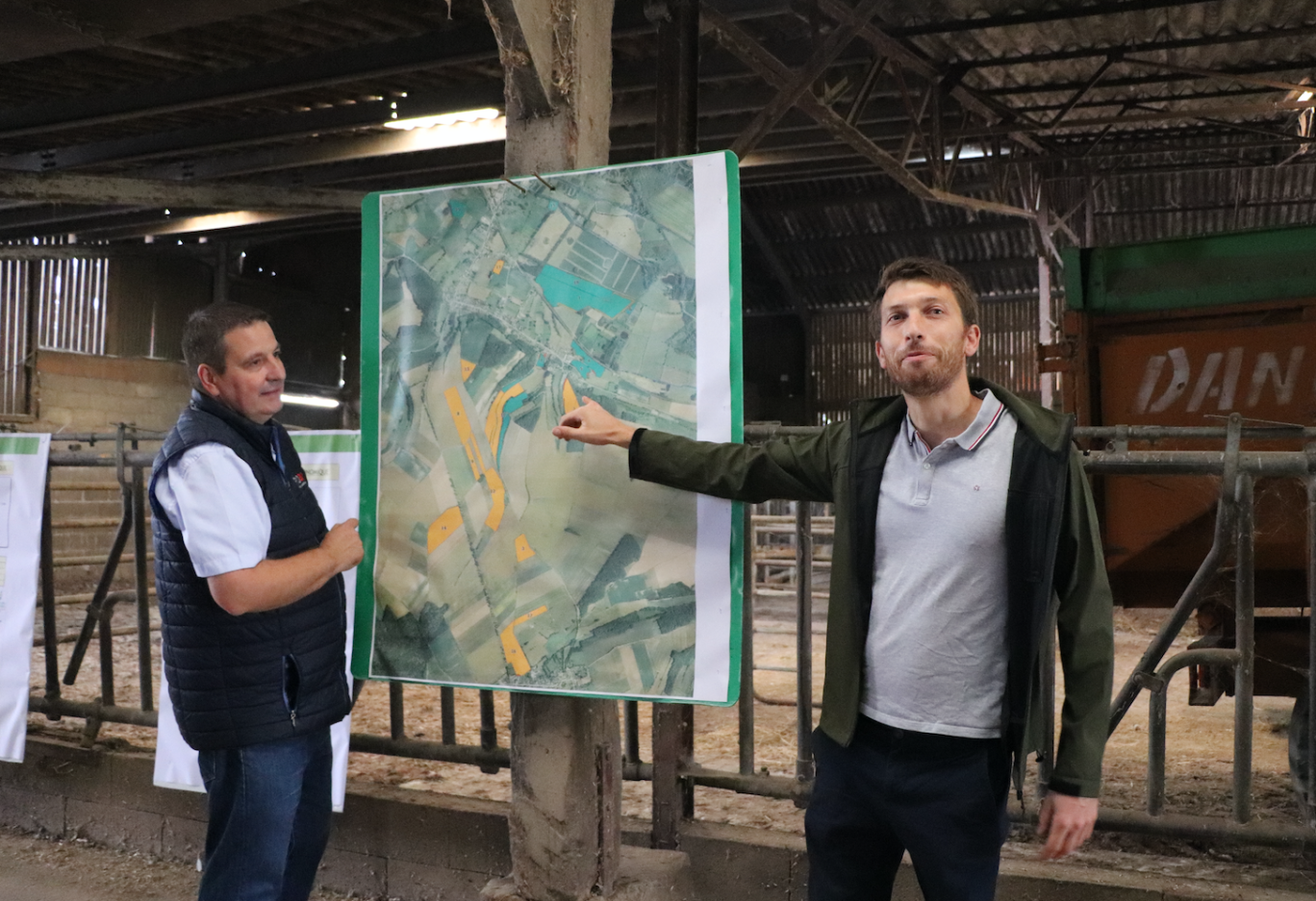 Stéphane Verscheure de la Chambre d'agriculture de la Somme et Matthieu Longuet, à la tête de la ferme d'élevage pilote.