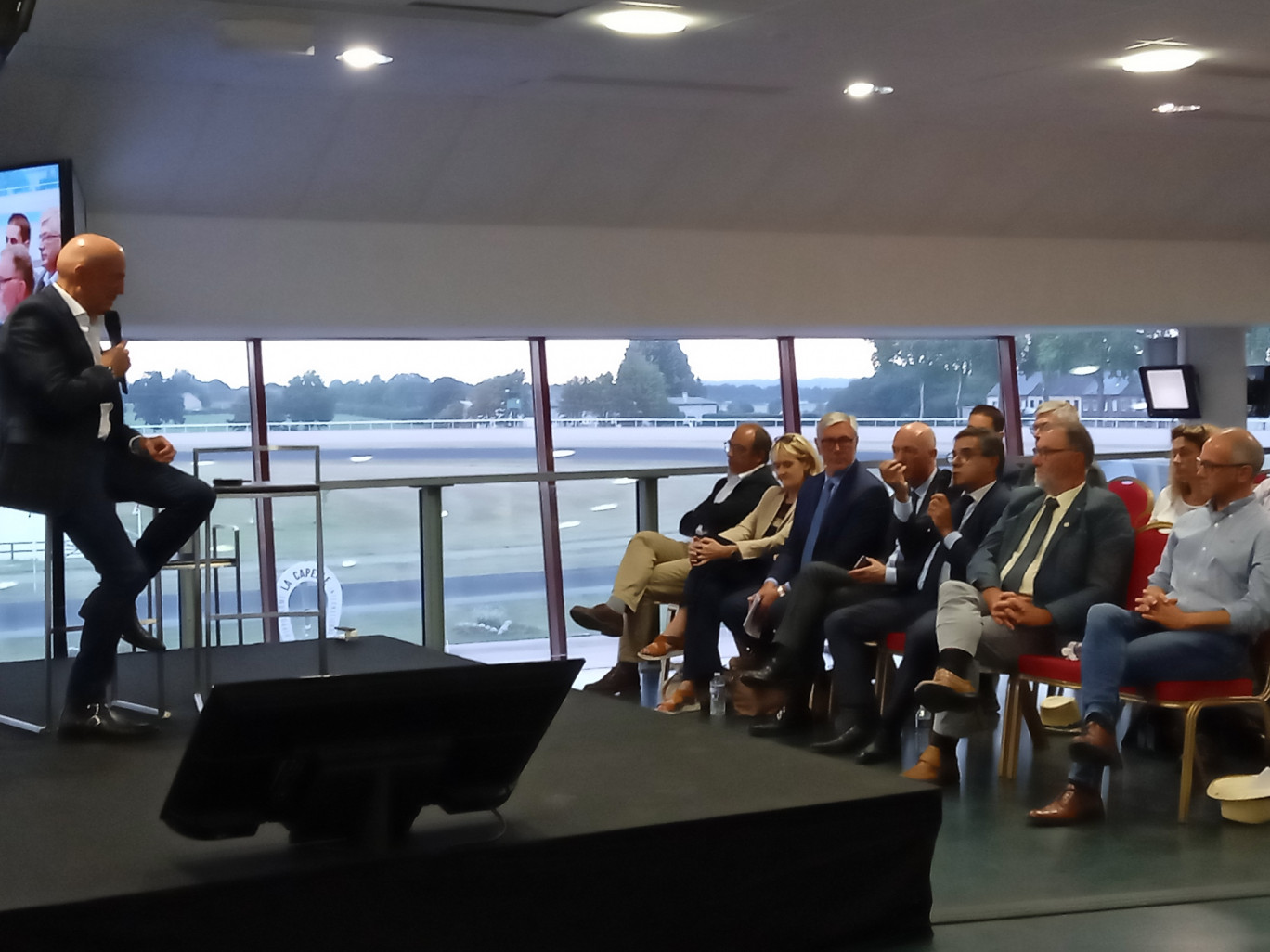Échange entre le député, Frédéric Descrozaille, intervenant à la table-ronde, et Louis Bodin.