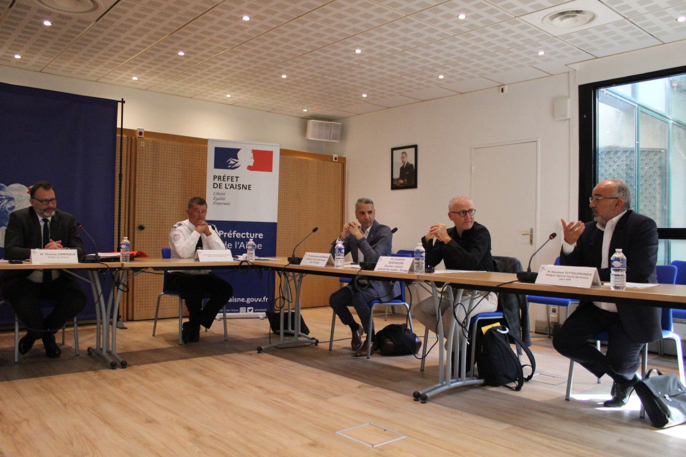 ﻿﻿﻿Alexandre Sage, commandant en second du Groupement de gendarmerie de l'Aisne, Benjamin Thierry, directeur de cabinet du préfet, Thomas Campeaux, préfet de l'Aisne, Romain Voiselle, chef de circonscription Police de Château-Thierry, Alexandre Karras et Corentin Gervasoni, délégué Hauts-de-France et directeur des Relations avec les collectivités locales pour Orange.