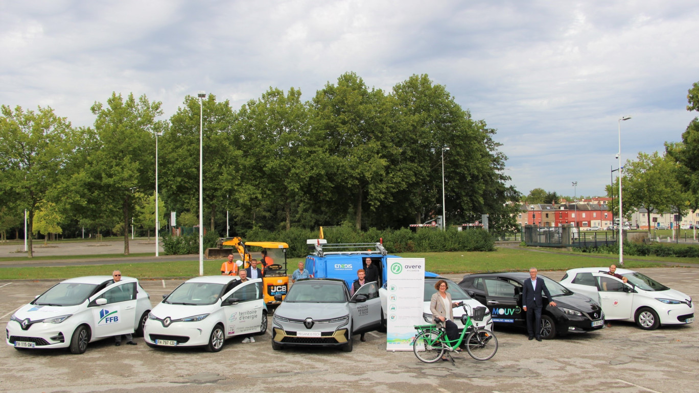 Les membres de l’Avere Picardie réunis autour de leurs différents véhicules électriques.
