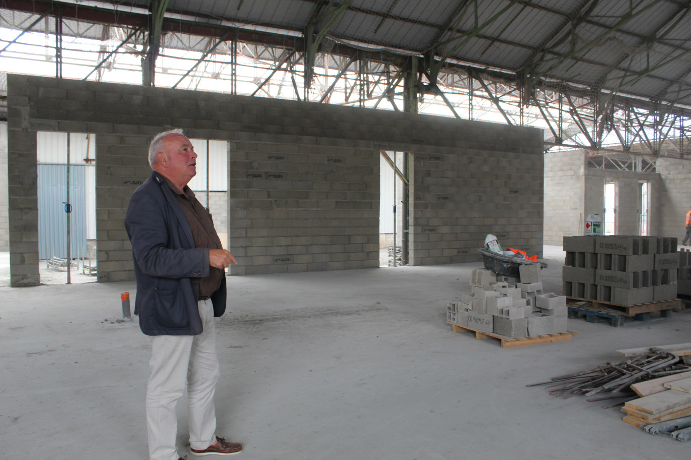 Frédéric Mathieu, le maire de Saint-Gobain, sur le chantier de la future maison de santé.