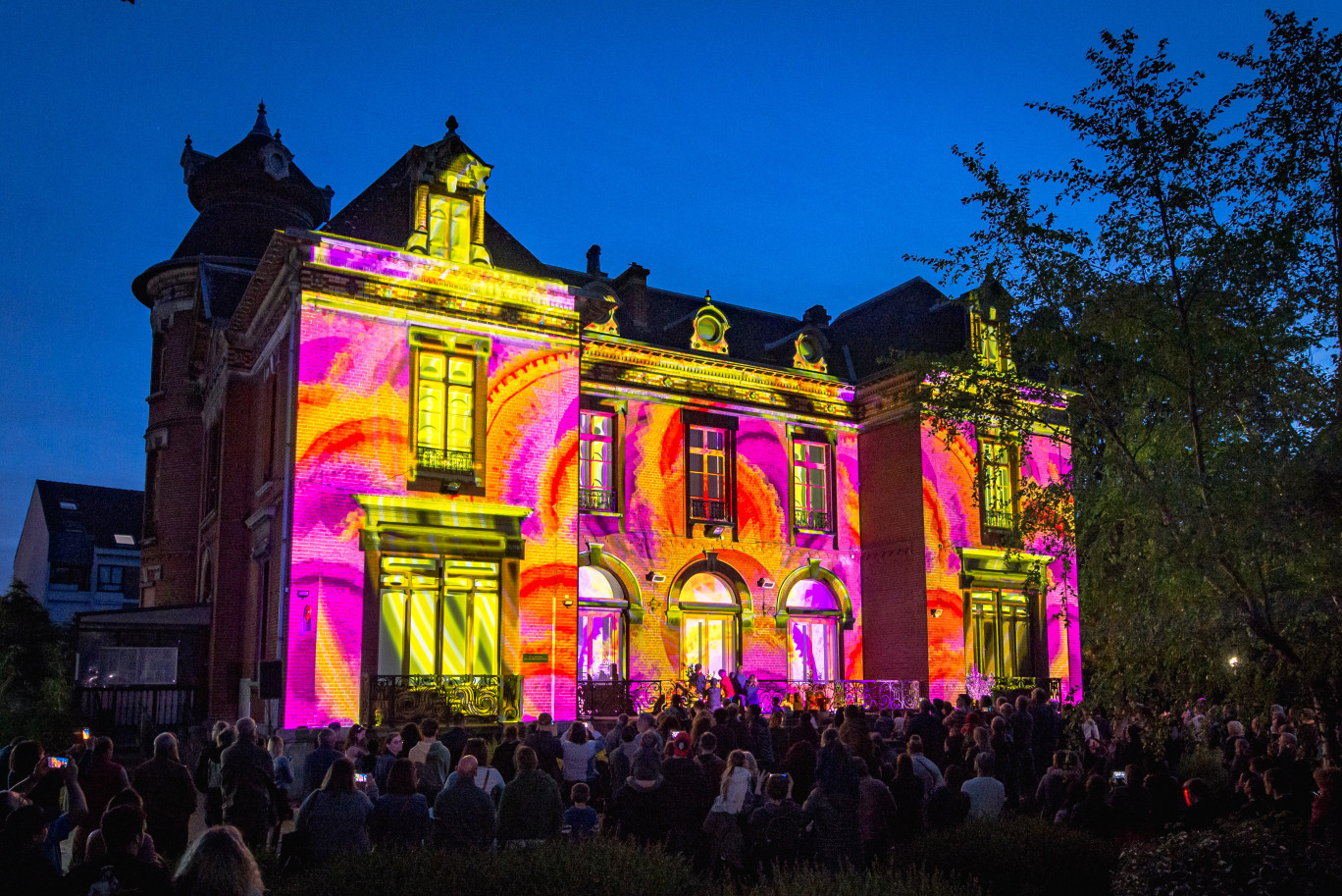 Le vidéo mapping est une technologie multimédia, qui, en projetant de la lumière ou des vidéos sur des volumes, crée des images de grande taille sur des structures en relief. ©Rencontres audiovisuelles