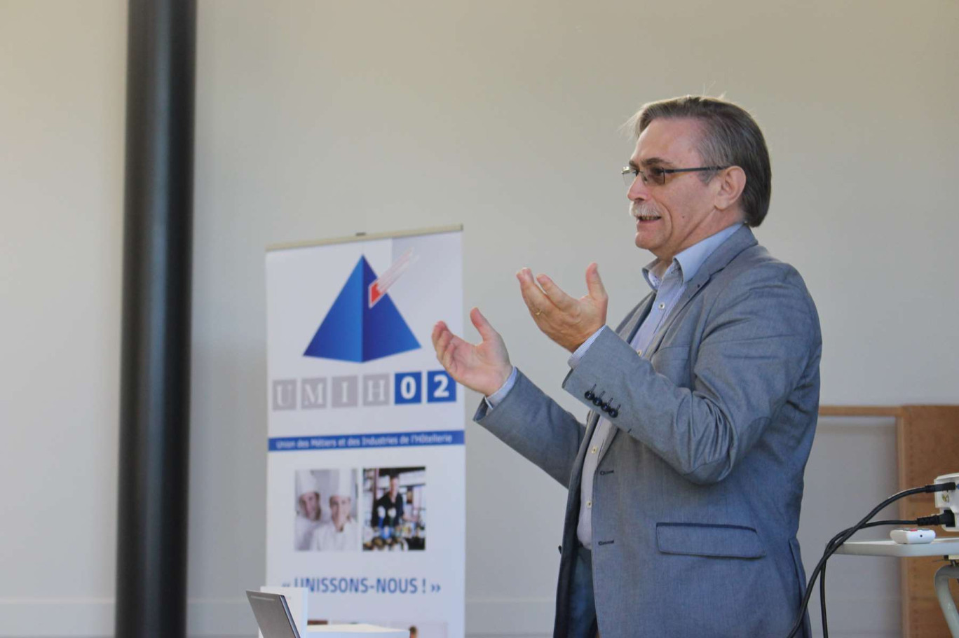 Jean-Claude Moulin, consultant en droit juridique sur la thématique des licences de débits de boissons, a animé la réunion à la salle communale de Bucy-le-Long.