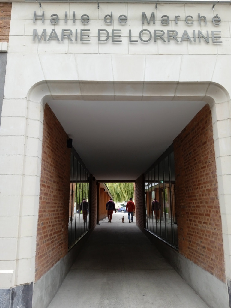 La halle de marché et sa ruelle qui débouche sur la rue commerçante.
