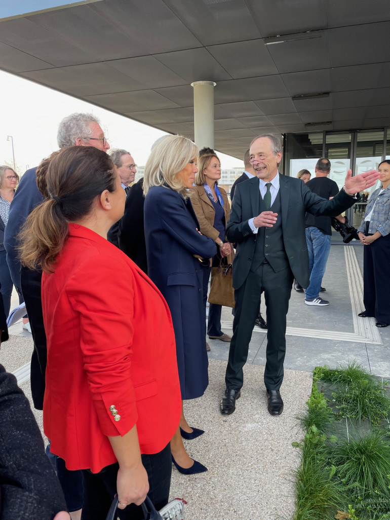 Elus et chirurgiens ont accueillis Brigitte Macron avant la visite de SimUSanté situé à deux pas de l'IFF.