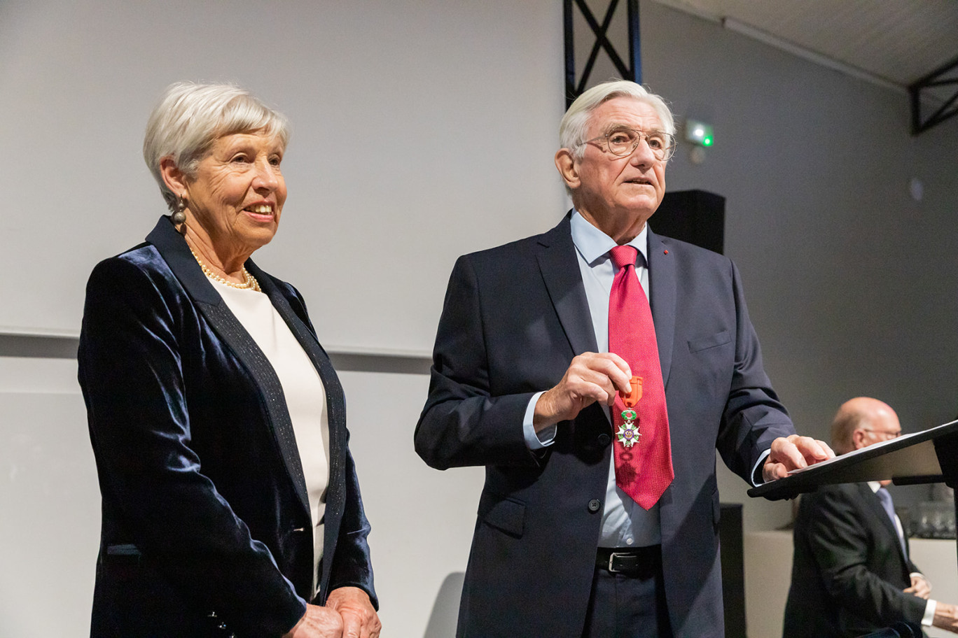 Martine Beaurain reçoit les insignes de Chevalier de la Légion d'Honneur