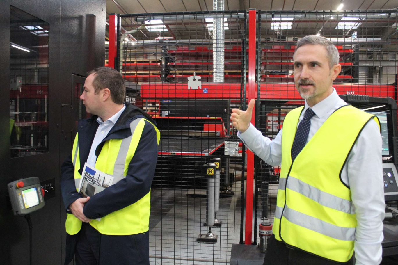 Édouard Petit, directeur commercial de Noirot et Balthazar Nicolas, directeur des sites industriels, au sein de l'usine de Laon.