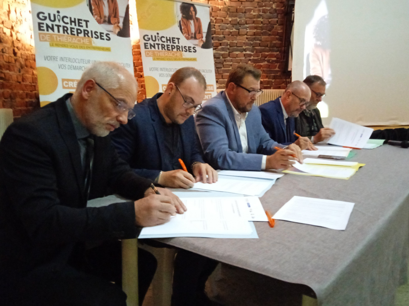 La signature de la convention s’est déroulée sur l’exploitation familiale des époux Leclercq, à Dolignon.