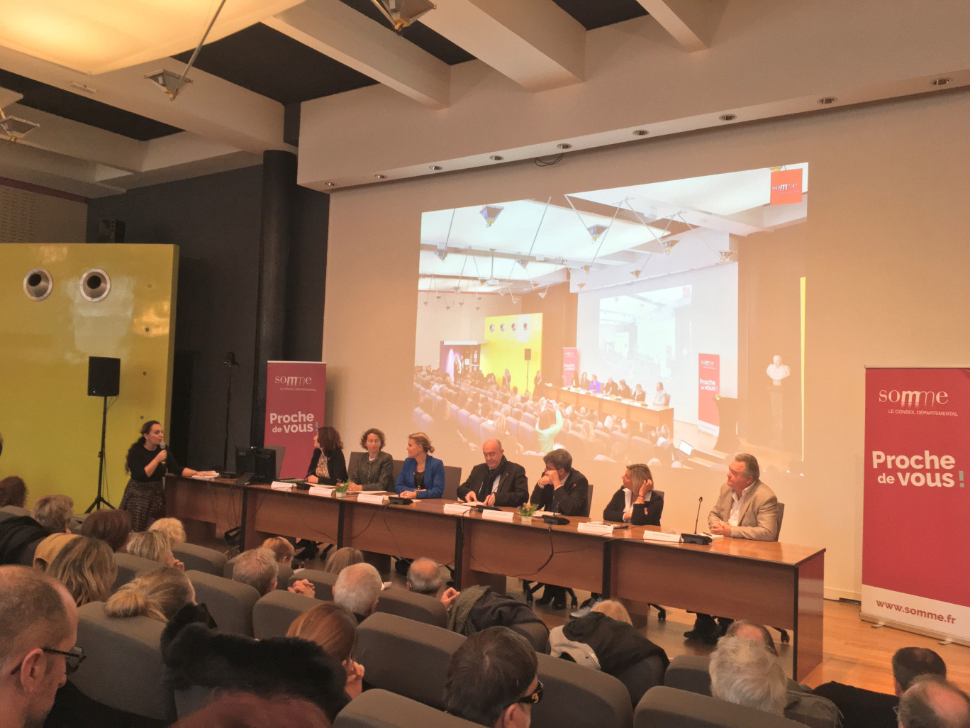 Les participants aux tables rondes, autour de Stéphane Haussoulier, ont dressé un constat commun, et tenté d'esquisser quelques réponses. ©Aletheia Press/ D. La Phung