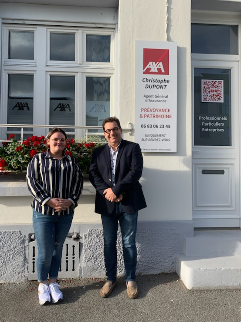 Christophe Dupont et son assistante Amandyne Jumeaux conseillent les clients dans l’intimité de l’agence Axa à Saint-Quentin. 
