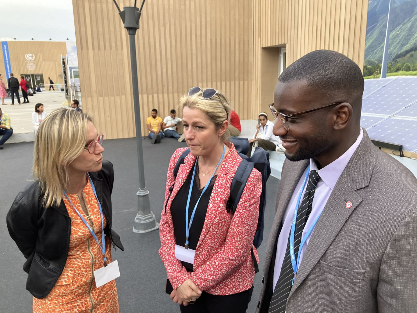 La ministre de la Transition énergétique, Agnès Pannier-Runacher, avec Barabara Pompili et Carlos Bilongo, député du Val-d’Oise.