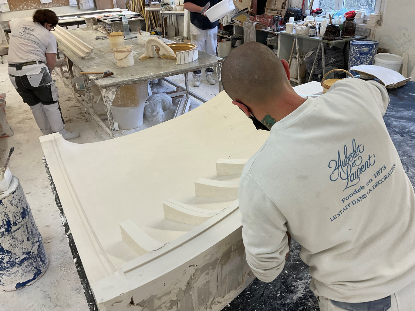 Dans ses ateliers à Villers-Saint-Denis Auberlet et Laurent emploie 13 personnes pour la création de produits de décoration en staff. ©Auberlet et Laurent