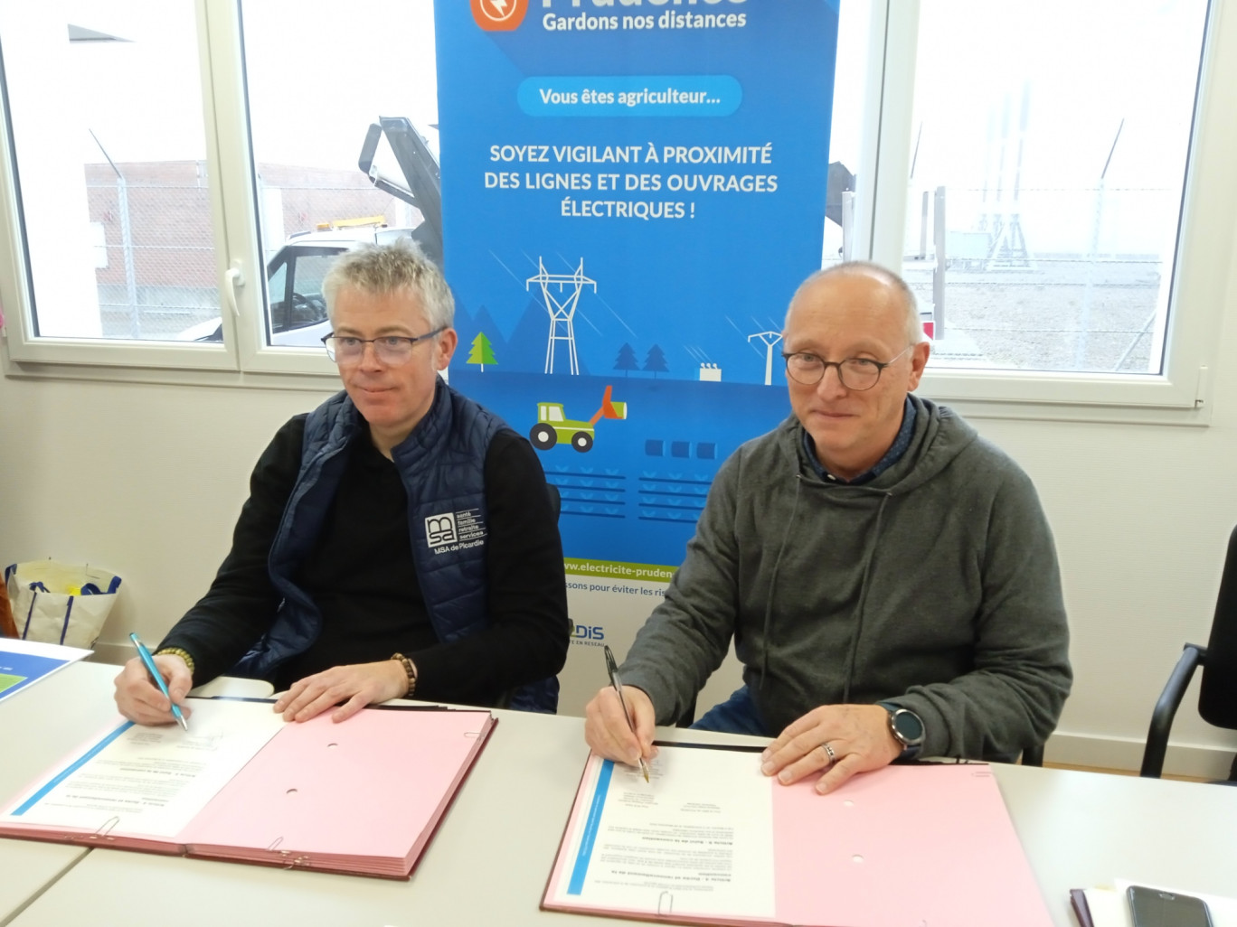 (à g.) Pierre Orveillon, directeur de la MSA pour la Picardie et Philippe Dubois, directeur adjoint Maintenance du groupement de poste Champagne-Ardenne et Aisne, ont signé la convention à Beautor, dans l’Aisne. 