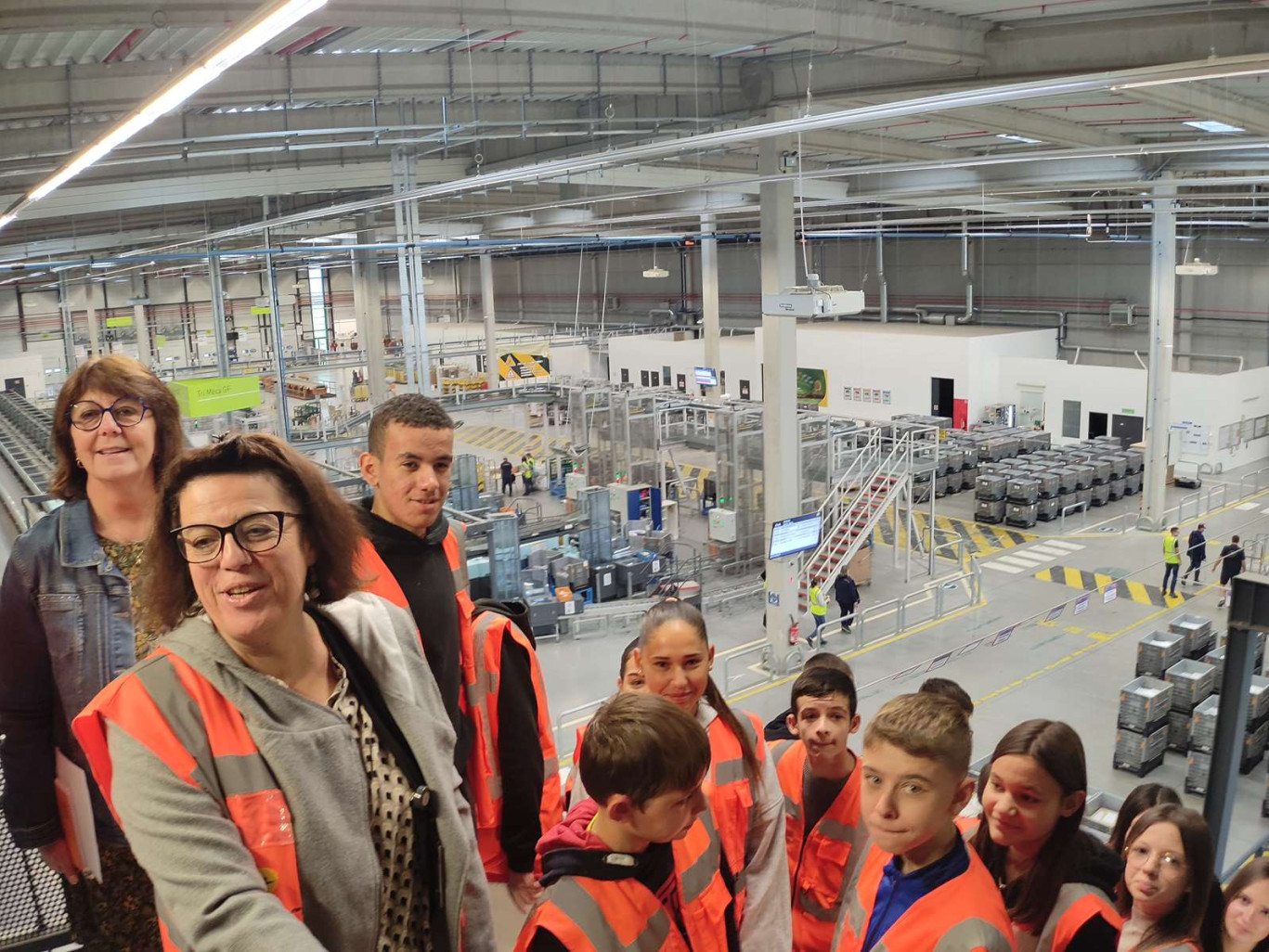 (au 1er plan) La vice-présidente à l'emploi de la communauté de communes du Grand Roye, l’instigatrice de ce projet et la directrice du centre de tri Sabine Lahoche.