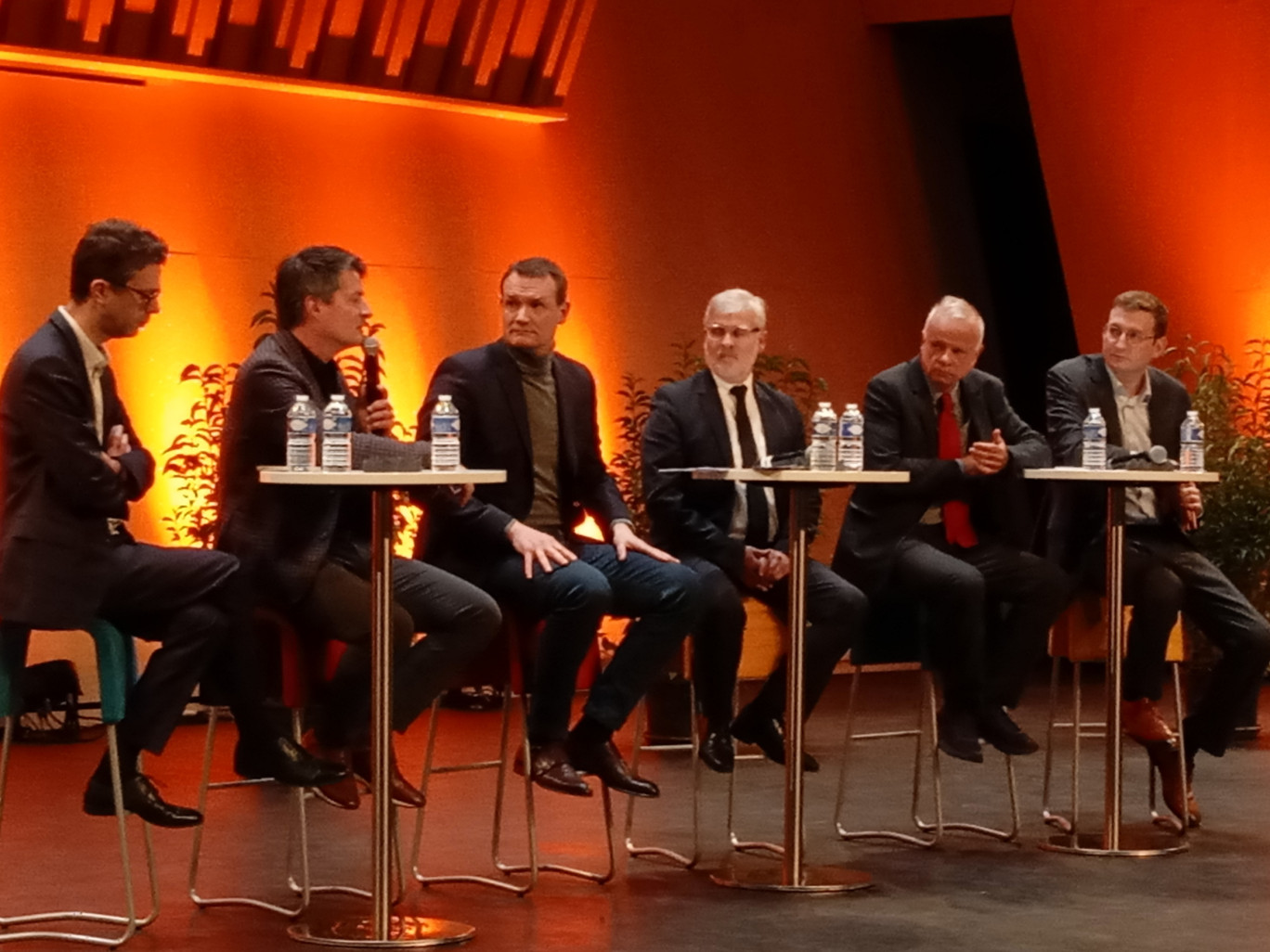 Entrepreneurs locaux, élus et experts invités à croiser leur regard et à échanger avec les acteurs du territoire présents dans la salle, et prêts à s’engager.