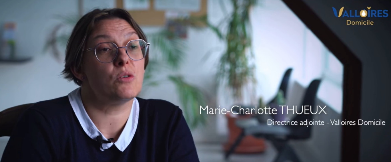 Marie-Charlotte Thueux, directrice adjointe de Valloires Domicile, présente les métiers dans une des trois vidéos. (c)Abbaye de Valloires