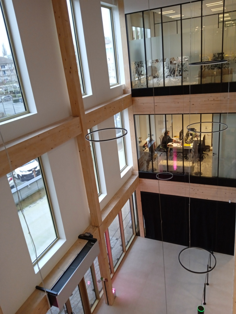 La lumière naturelle pénètre dans les espaces de travail grâce aux éléments vitrés installés dans le bâtiment.