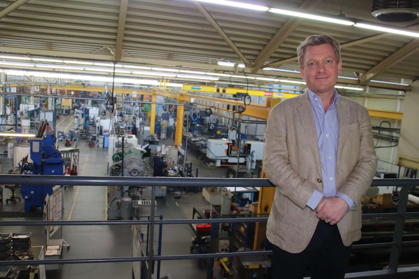 Le Directeur général de Pinet Industrie Gonzague Villeday surplombant l’atelier de fabrication d’une superficie de 10 000 m².