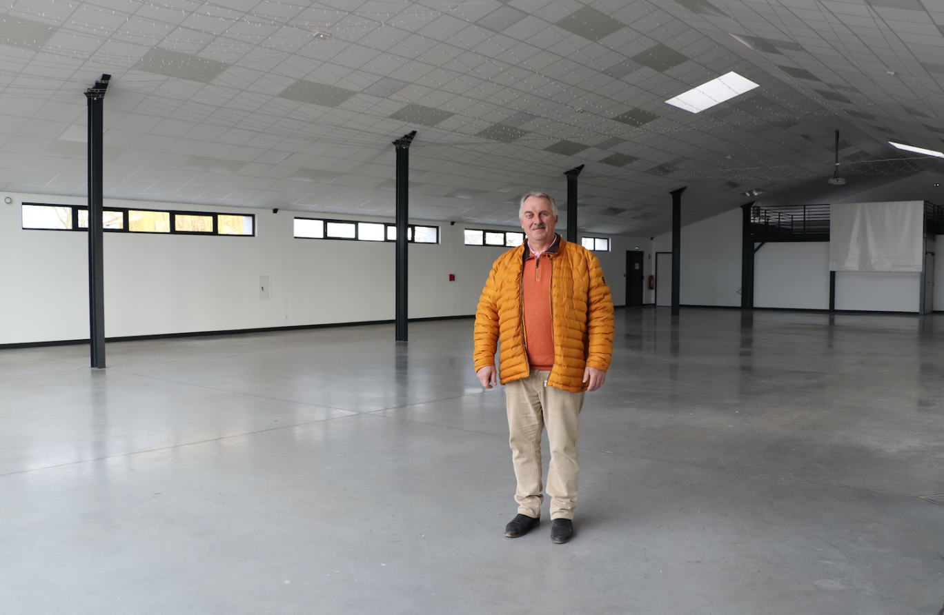 Le maire de la commune Nicolas Plé dans la grande salle du domaine.